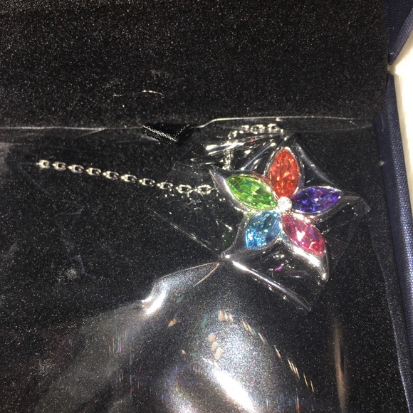 NWT!!! Colorful Flower Shaped Necklace - Picture 3 of 5